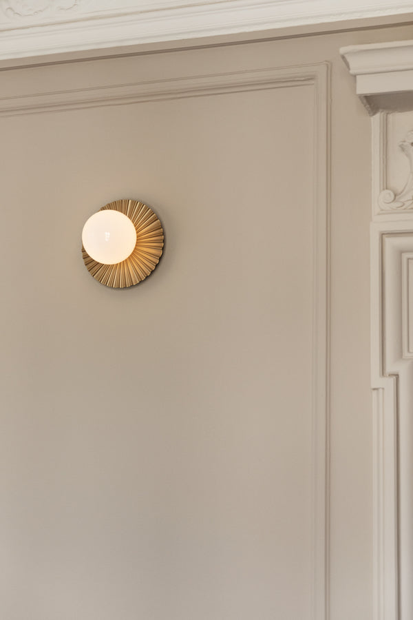 Liila Muuse væg- og loftlampe, nordic gold / opal • NUURA - Copenhagenhomedesign