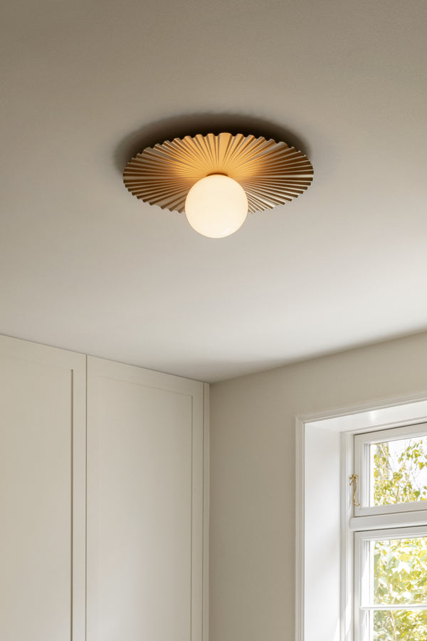Liila Muuse væg- og loftlampe, nordic gold / opal • NUURA - Copenhagenhomedesign