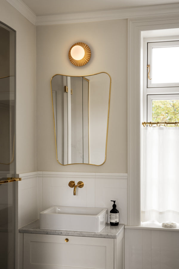 Liila Muuse væg- og loftlampe, nordic gold / opal • NUURA - Copenhagenhomedesign