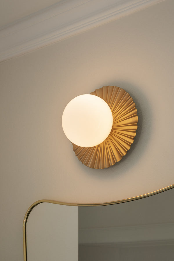 Liila Muuse væg- og loftlampe, nordic gold / opal • NUURA - Copenhagenhomedesign