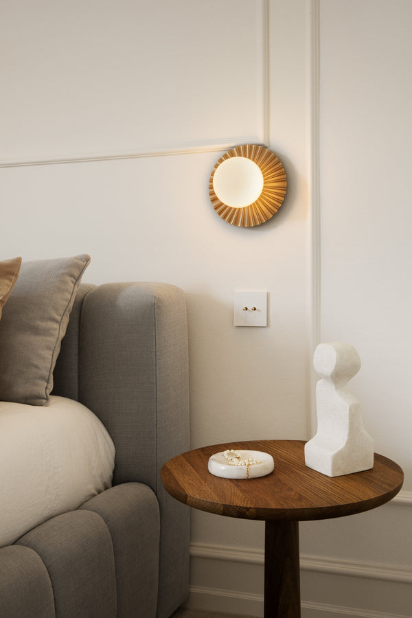 Liila Muuse væg- og loftlampe, nordic gold / opal • NUURA - Copenhagenhomedesign