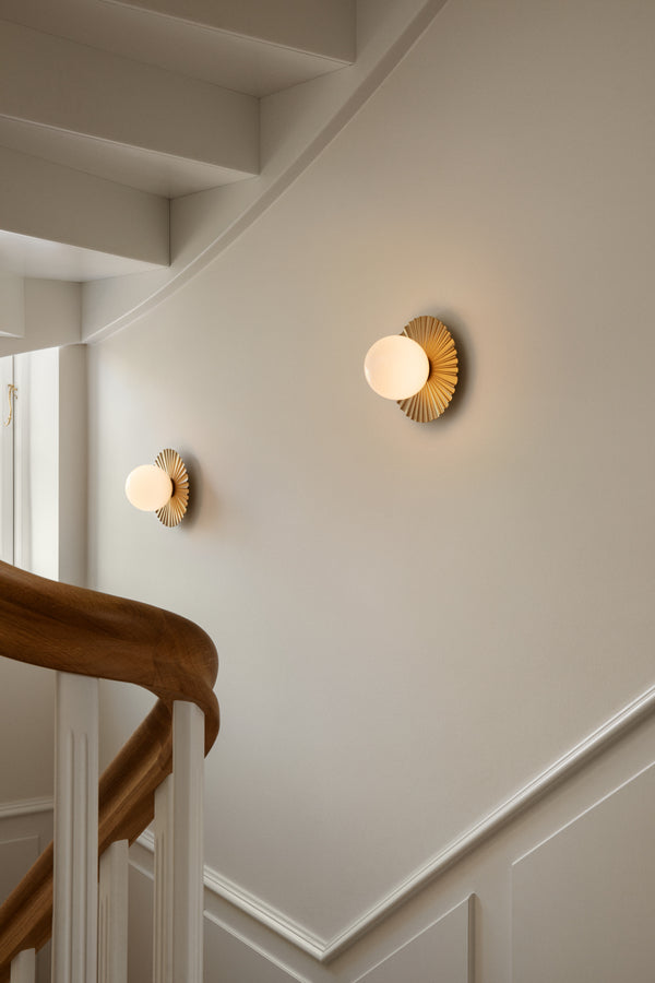 Liila Muuse væg- og loftlampe, nordic gold / opal • NUURA - Copenhagenhomedesign