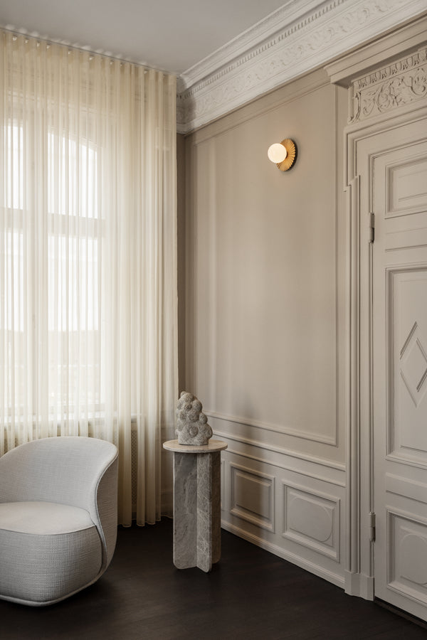 Liila Muuse væg- og loftlampe, nordic gold / opal • NUURA - Copenhagenhomedesign