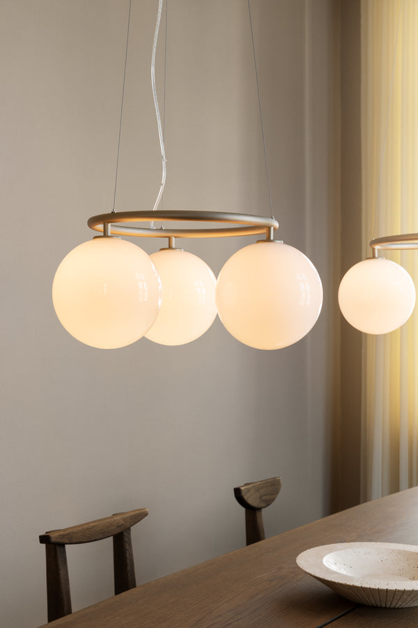 Miira 3 Circular lysekrone, brass / opal • NUURA - Copenhagenhomedesign