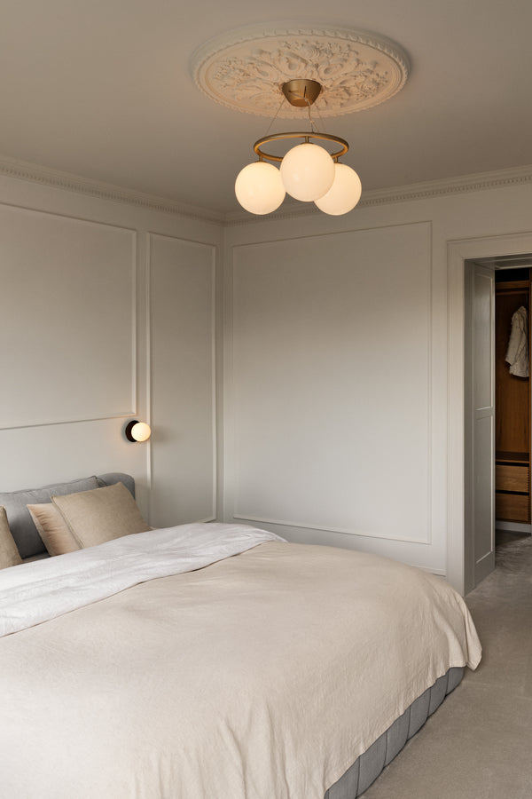 Miira 3 Circular lysekrone, brass / opal • NUURA - Copenhagenhomedesign