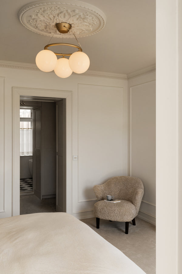 Miira 3 Circular lysekrone, brass / opal • NUURA - Copenhagenhomedesign
