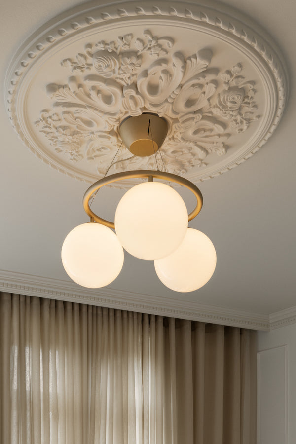 Miira 3 Circular lysekrone, brass / opal • NUURA - Copenhagenhomedesign