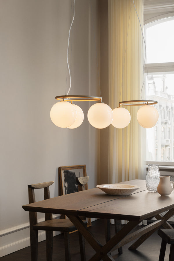 Miira 3 Circular lysekrone, brass / opal • NUURA - Copenhagenhomedesign
