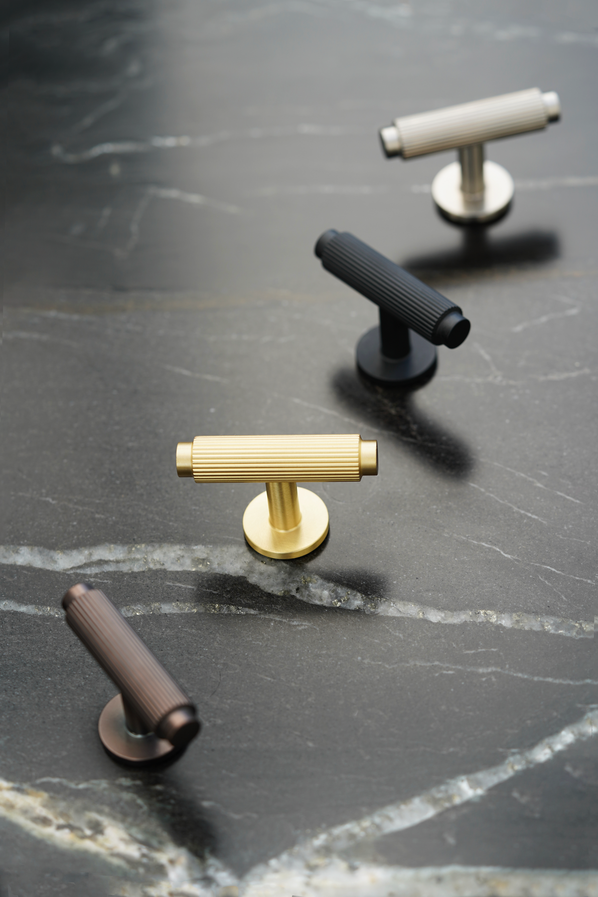 Møbelknop T-bar med linjeret design i bronze / bruneret messing - Ryvang • Chr. Jørgensen - Copenhagenhomedesign