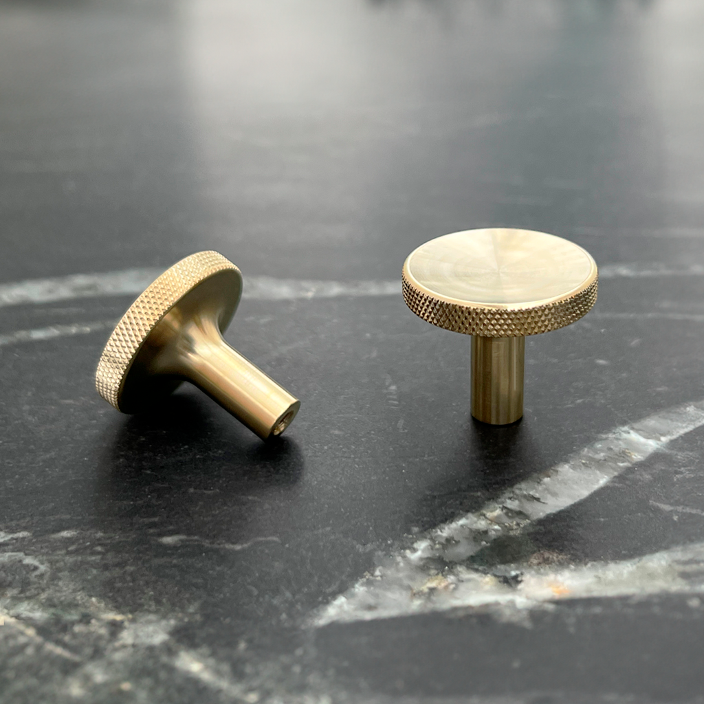 Møbelknop med diamond cut i blank messing med lak - Søllerød • Chr. Jørgensen - Copenhagenhomedesign