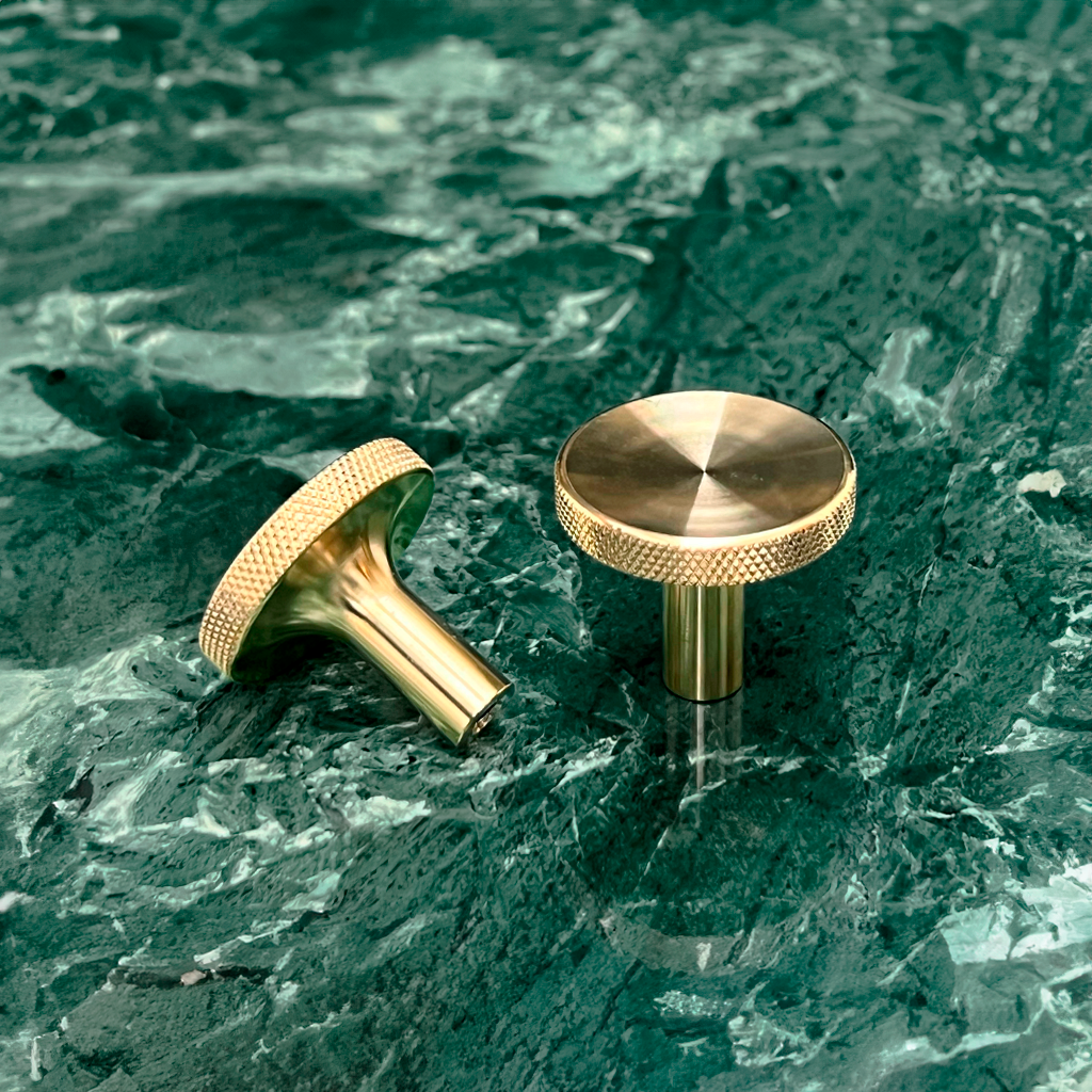 Møbelknop med diamond cut i blank messing med lak - Søllerød • Chr. Jørgensen - Copenhagenhomedesign