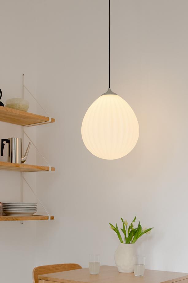 Around the World pendel med roset, hvid, børstet stål look og sort • UMAGE - Copenhagenhomedesign