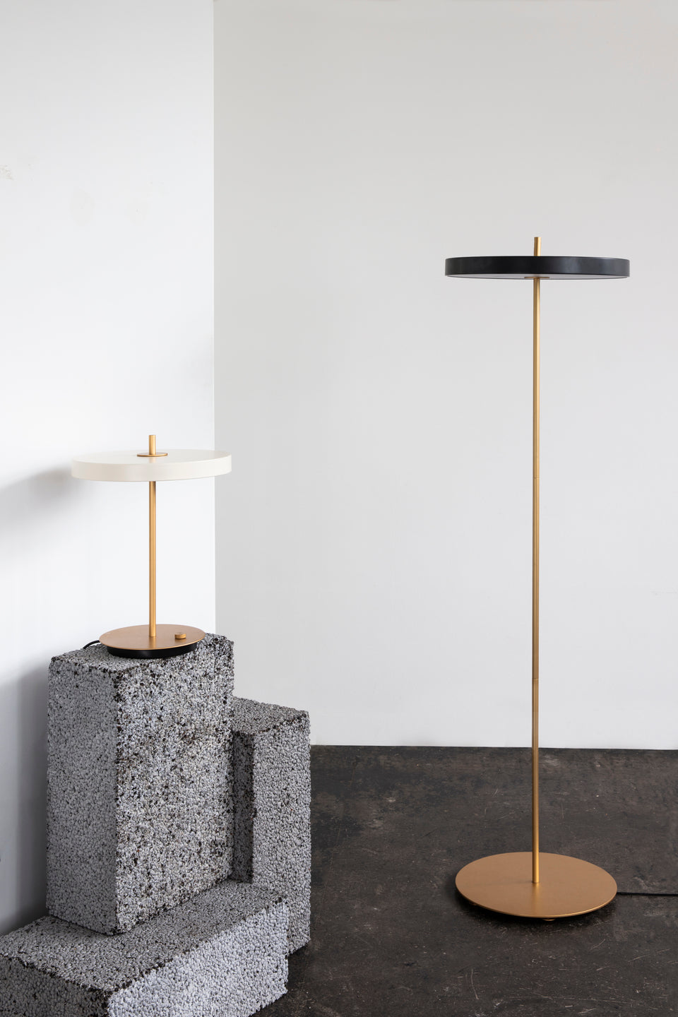Asteria Floor gulvlampe, sort og messing • UMAGE - Copenhagenhomedesign
