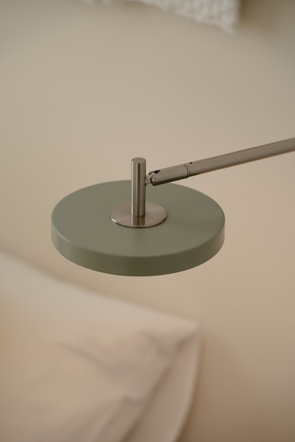 Asteria Wall væglampe (med hardwire add on), oliven og stål • UMAGE - Copenhagenhomedesign