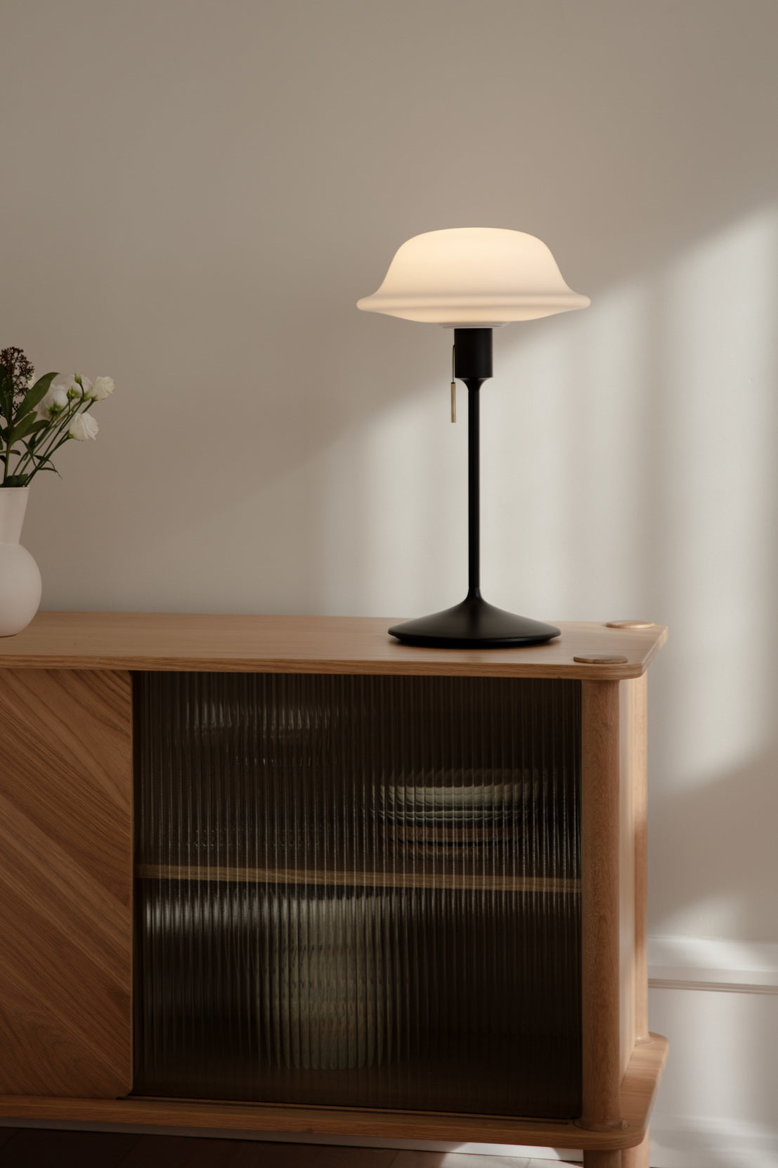 Butler bordlampe, hvid og sort • UMAGE - Copenhagenhomedesign