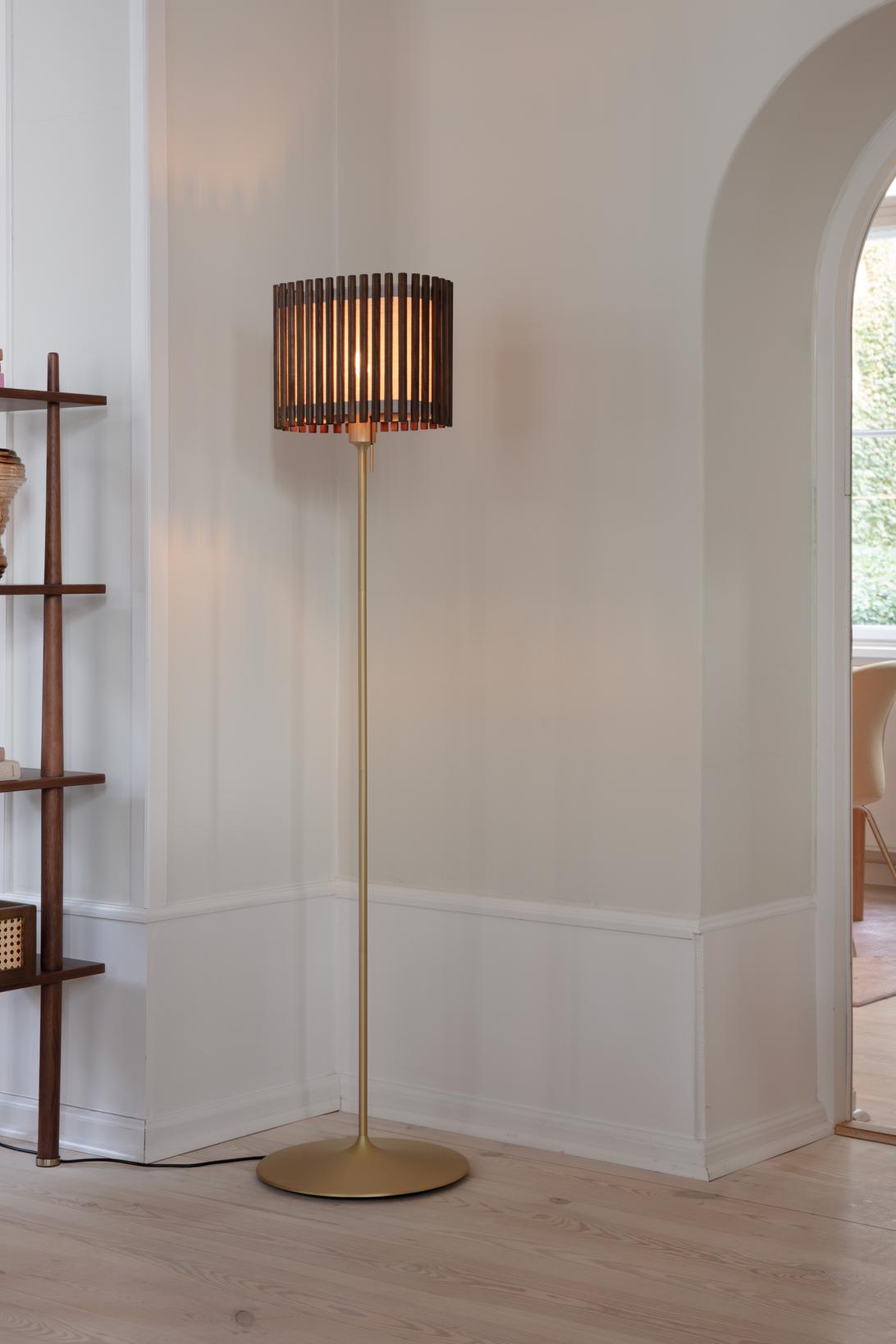Komorebi Rectangular gulvlampe, mørk egetræ og børstet messing look • UMAGE - Copenhagenhomedesign