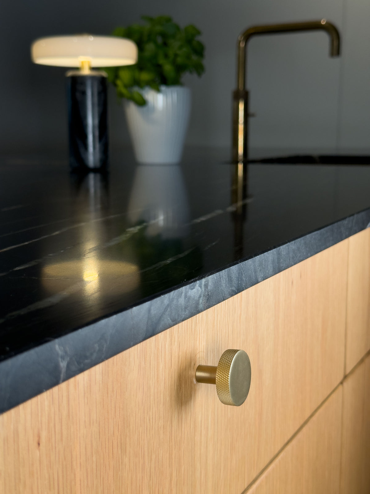 Møbelknop med diamond cut i børstet messing uden lak - Østerbro • Chr. Jørgensen