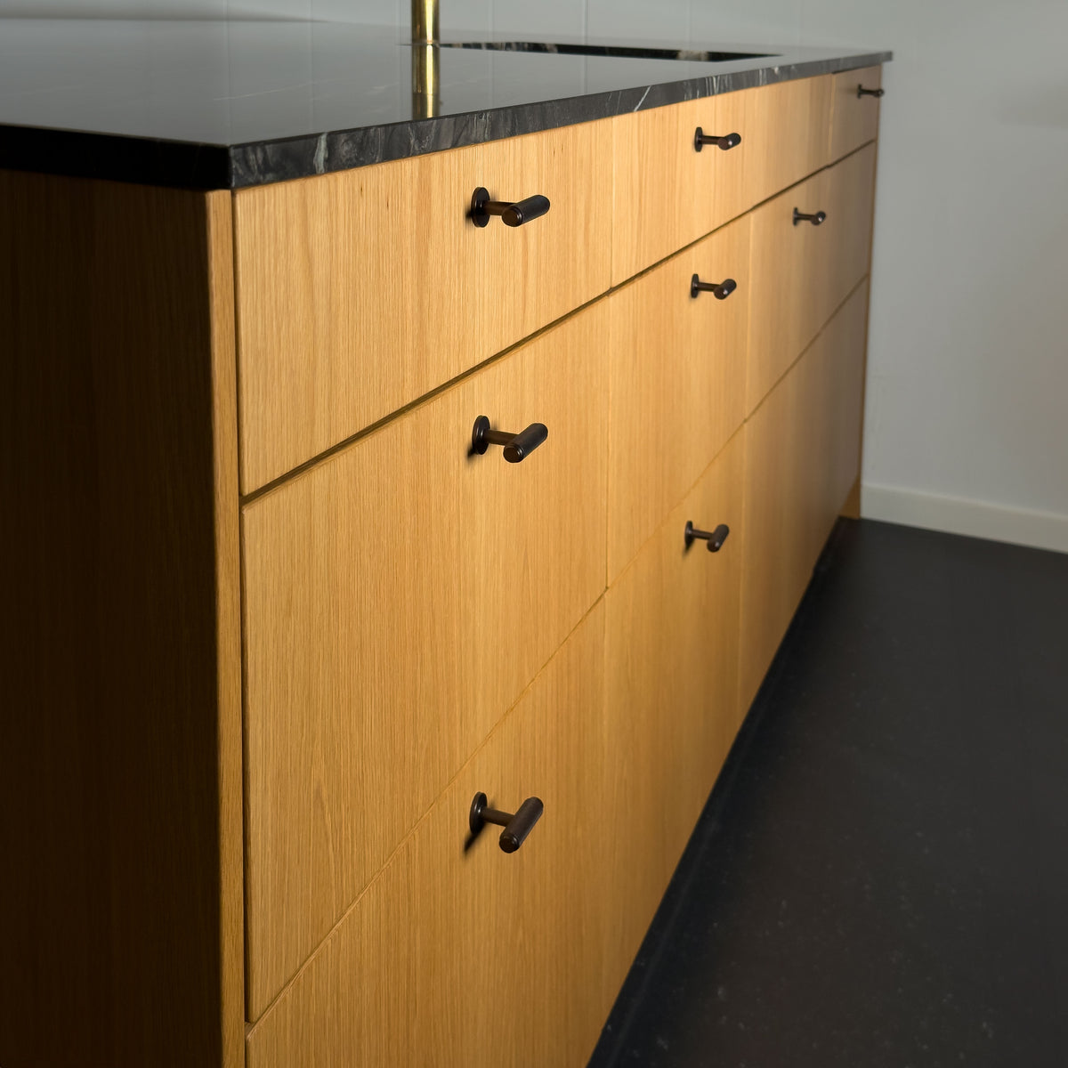 Møbelknop med diamond cut i bronze / bruneret messing, 56 mm - Nørrebro • Chr. Jørgensen