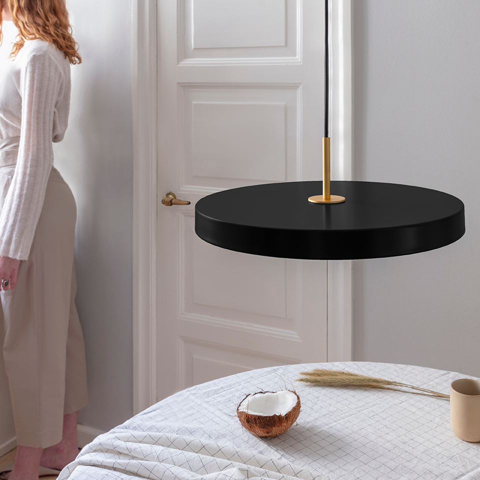 Asteria pendel, sort og messing • UMAGE - Copenhagenhomedesign