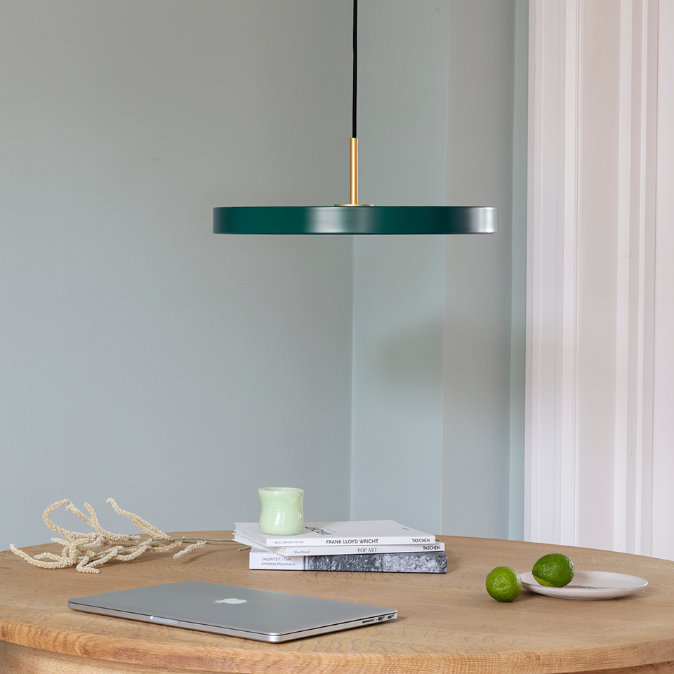 Asteria pendel, grøn og messing • UMAGE - Copenhagenhomedesign
