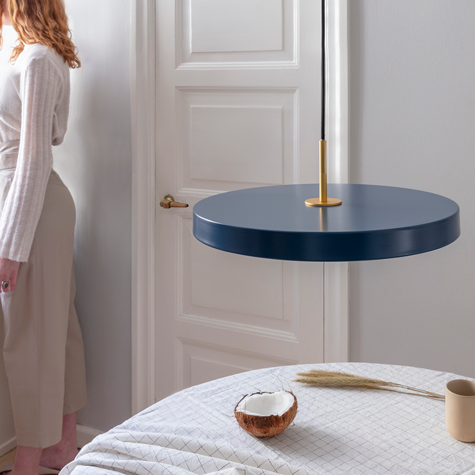 Asteria pendel, blå og messing • UMAGE - Copenhagenhomedesign