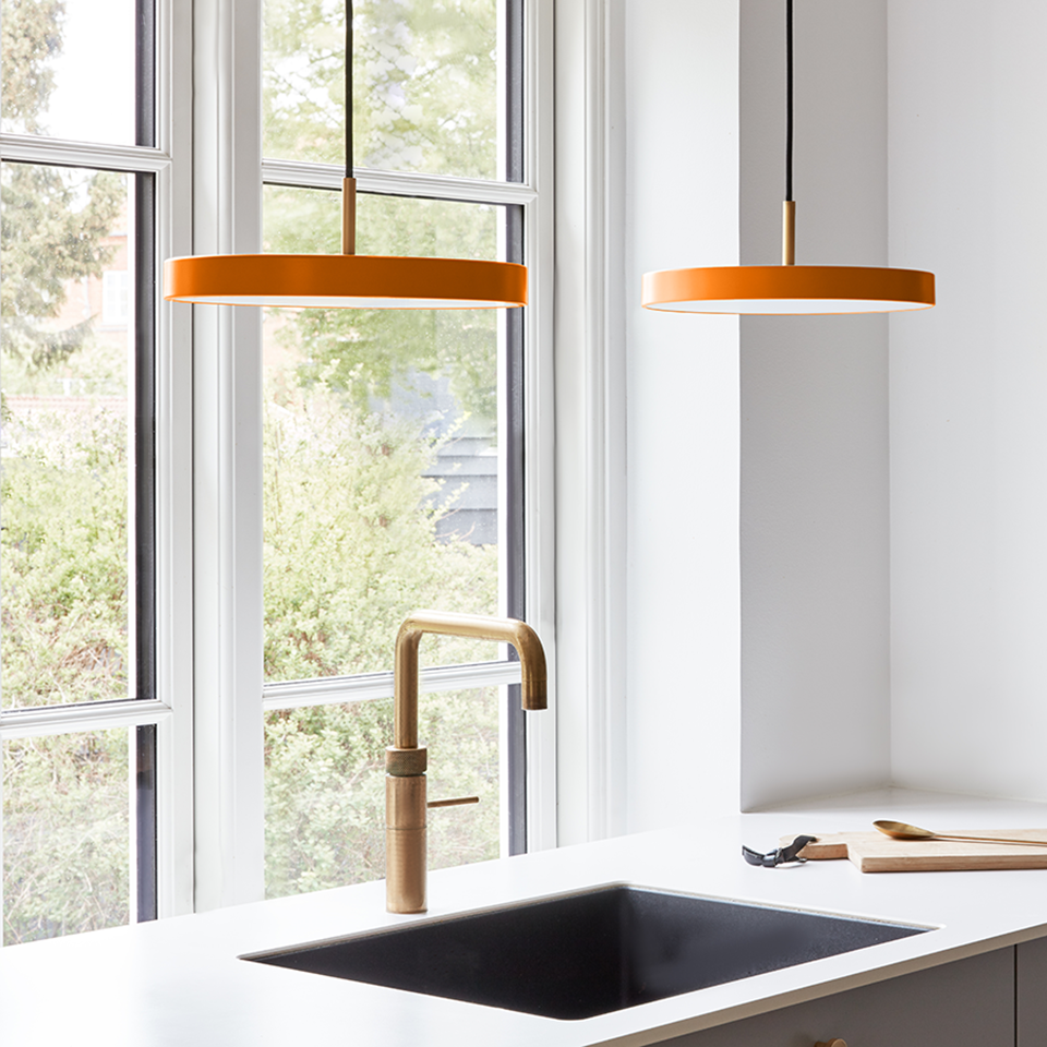 Asteria pendel, orange og messing • UMAGE - Copenhagenhomedesign