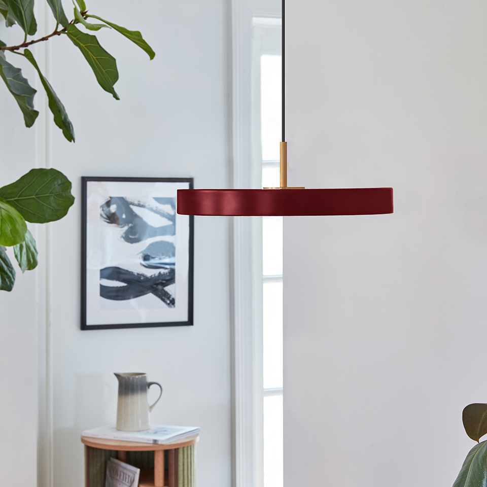 Asteria pendel, rød og messing • UMAGE - Copenhagenhomedesign