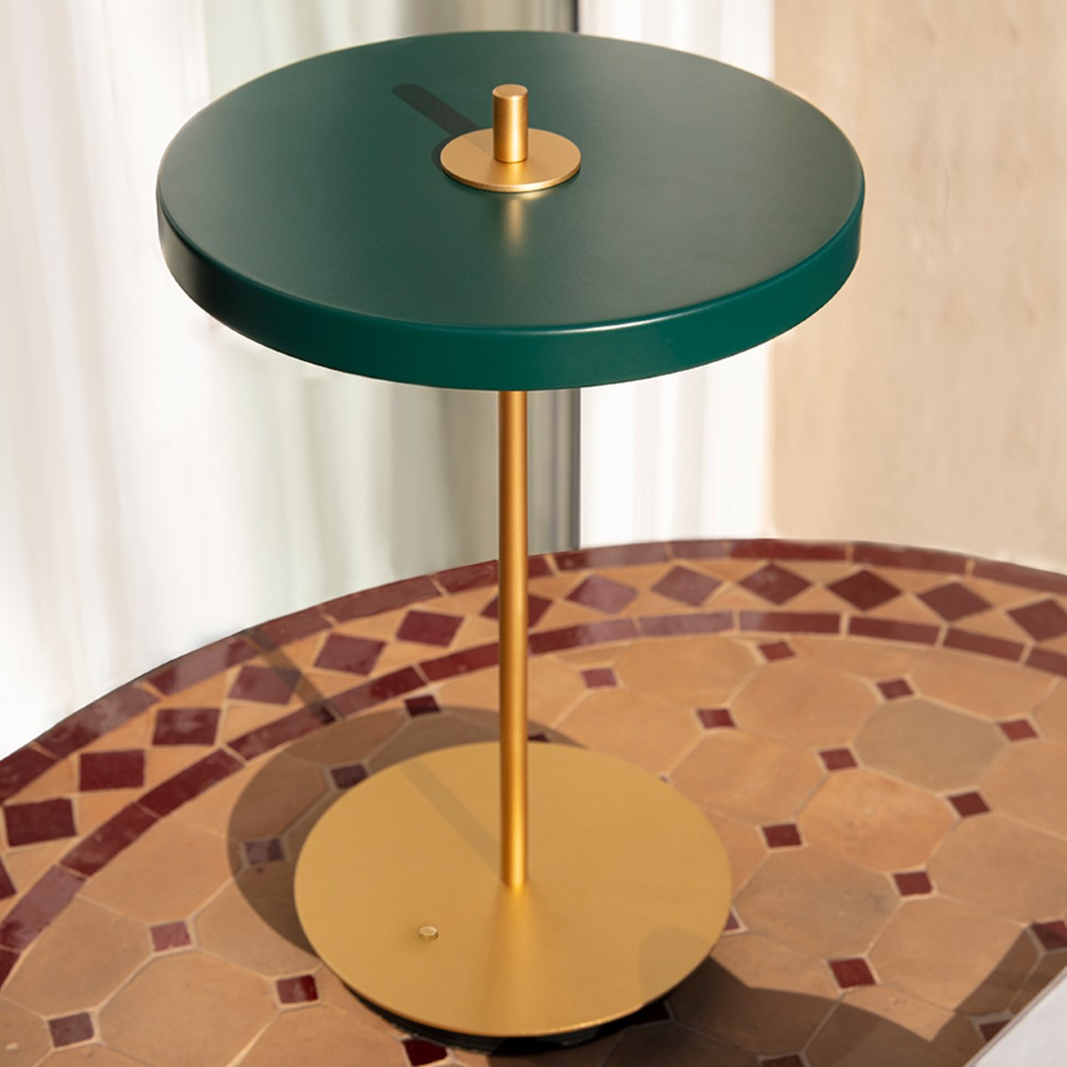 Asteria Move portable bordlampe, grøn og messing • UMAGE - Copenhagenhomedesign