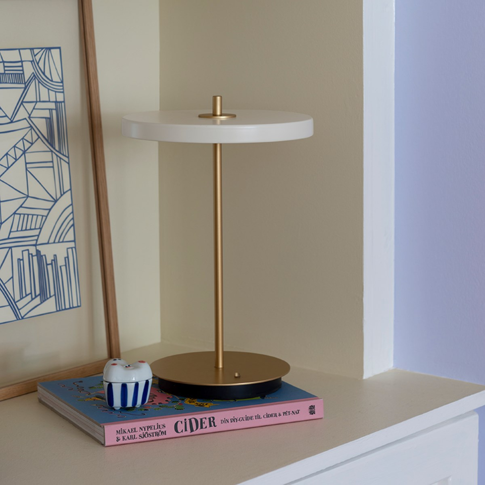 Asteria Move portable bordlampe, hvid og messing • UMAGE - Copenhagenhomedesign