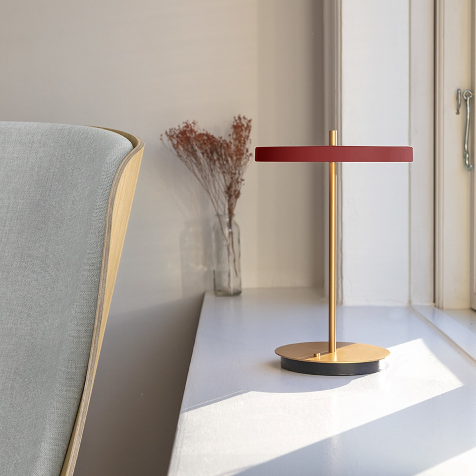 Asteria Move portable bordlampe, rød og messing • UMAGE - Copenhagenhomedesign