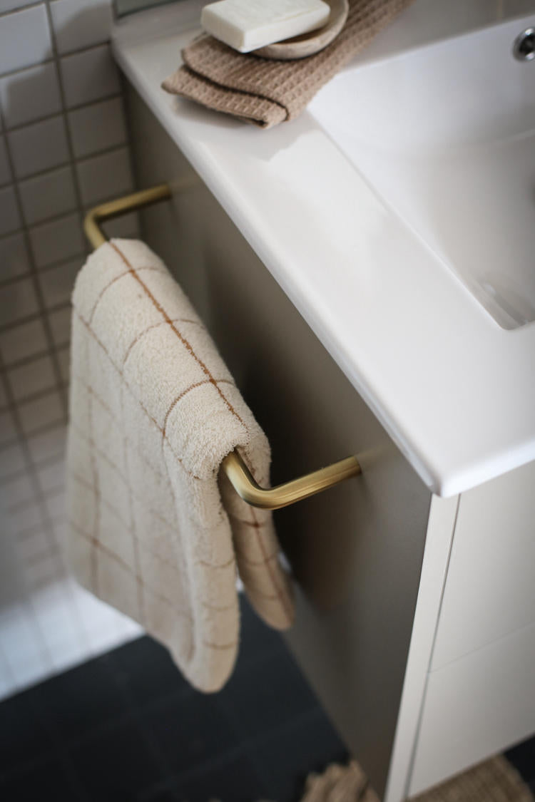 Håndklædestang, børstet messing finish • d line - Copenhagenhomedesign