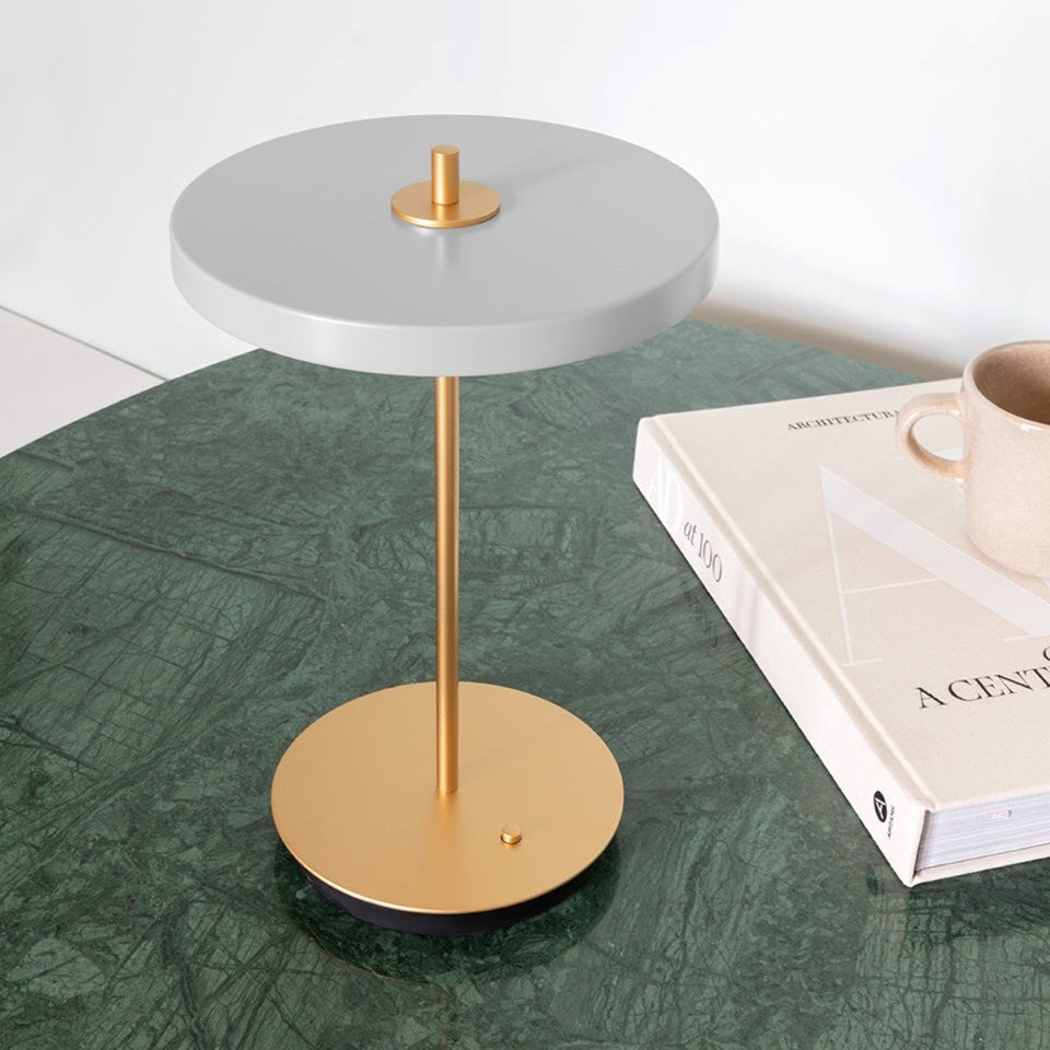 Asteria Move portable bordlampe, lysegrå (mist) og messing • UMAGE - Copenhagenhomedesign
