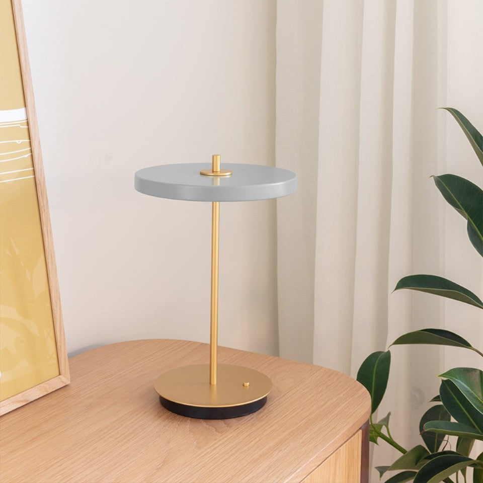Asteria Move portable bordlampe, lysegrå (mist) og messing • UMAGE - Copenhagenhomedesign