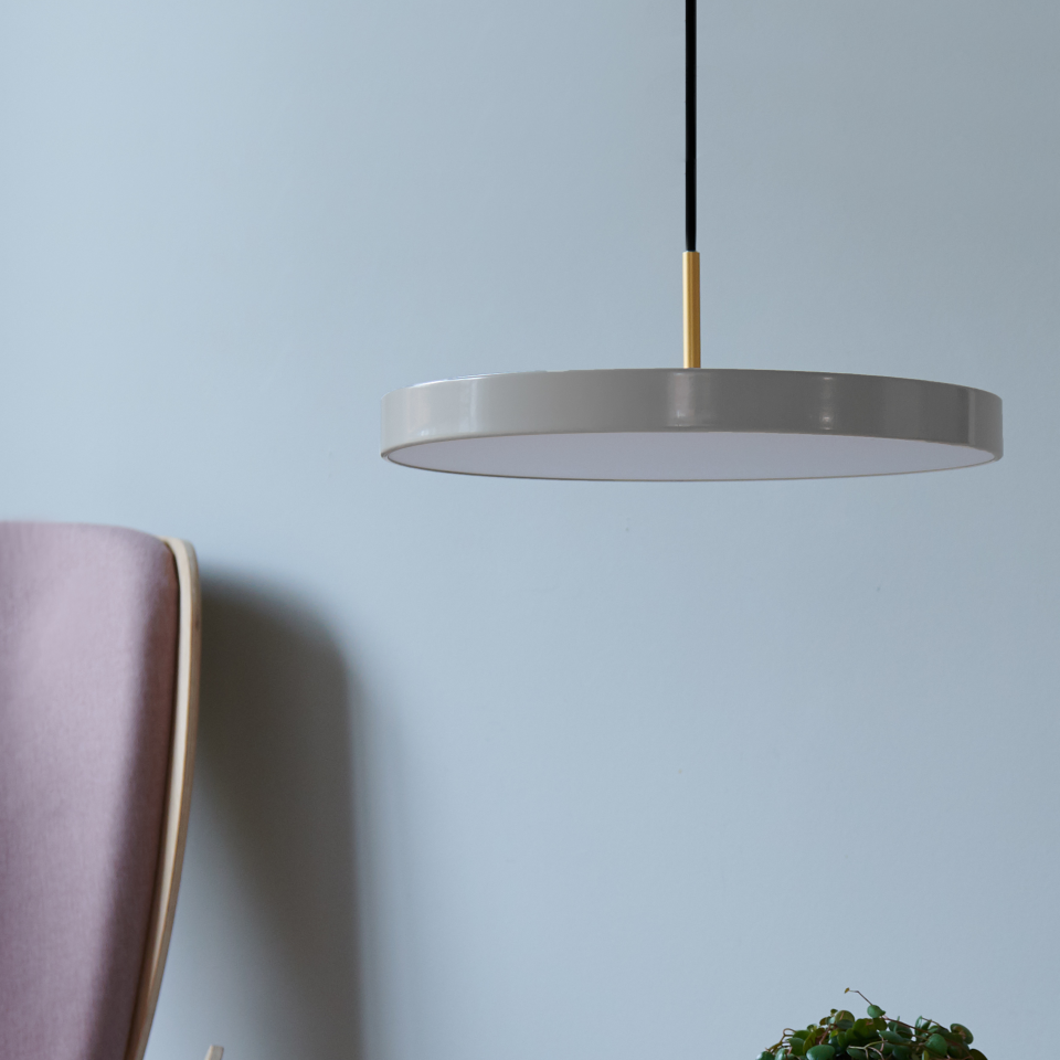 Asteria pendel, lysegrå (mist) og messing • UMAGE - Copenhagenhomedesign