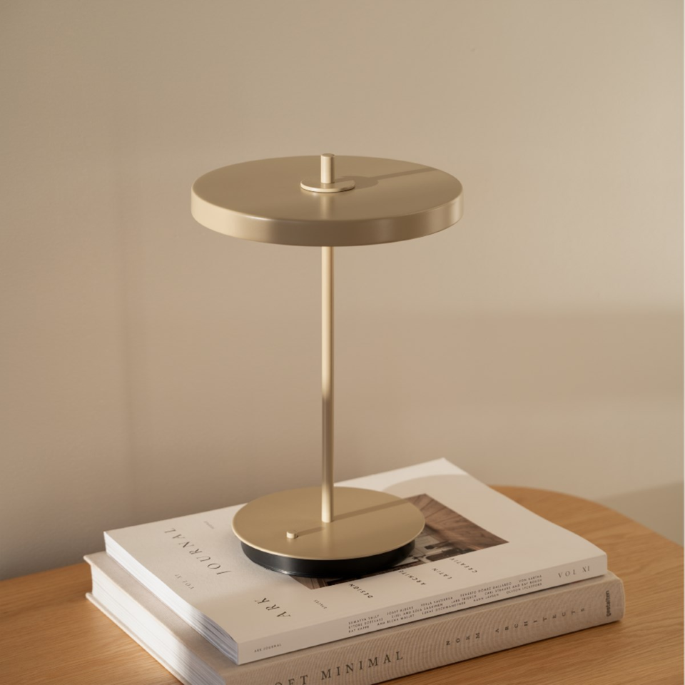 Asteria Move Monochrome, portable bordlampe, beige (clay) • UMAGE - Copenhagenhomedesign