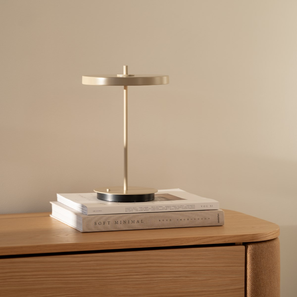 Asteria Move Monochrome, portable bordlampe, beige (clay) • UMAGE - Copenhagenhomedesign