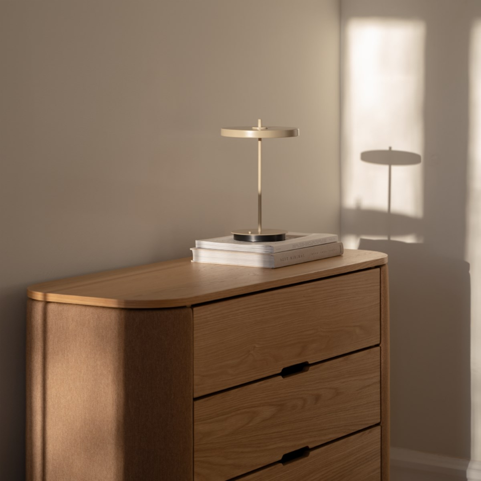 Asteria Move Monochrome, portable bordlampe, beige (clay) • UMAGE - Copenhagenhomedesign