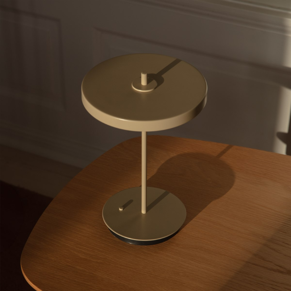 Asteria Move Monochrome, portable bordlampe, beige (clay) • UMAGE - Copenhagenhomedesign