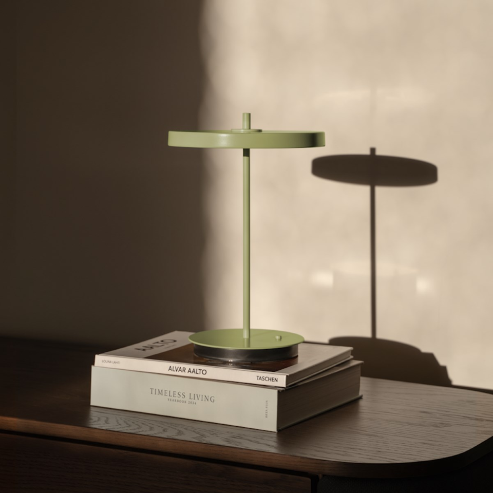 Asteria Move Monochrome, portable bordlampe, grøn (leaf) • UMAGE - Copenhagenhomedesign