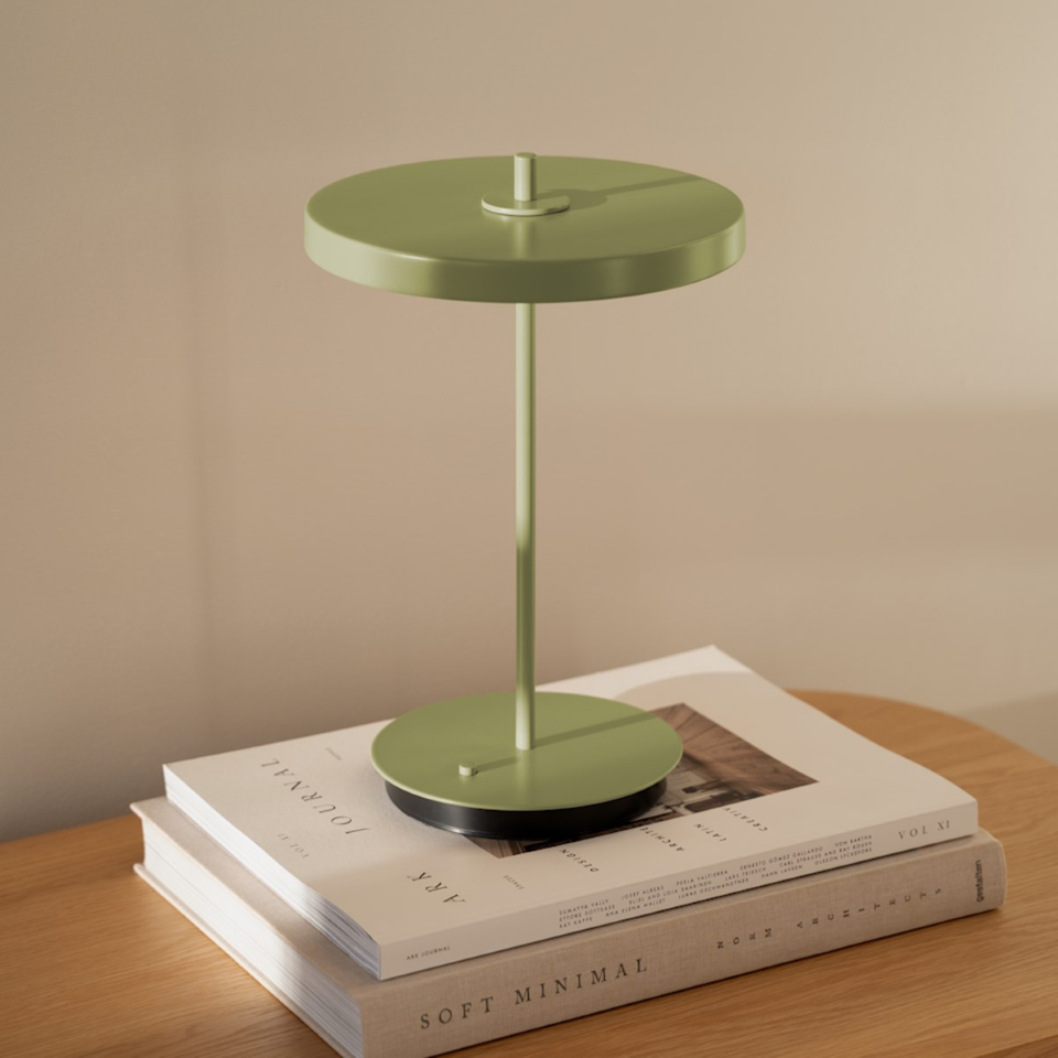 Asteria Move Monochrome, portable bordlampe, grøn (leaf) • UMAGE - Copenhagenhomedesign