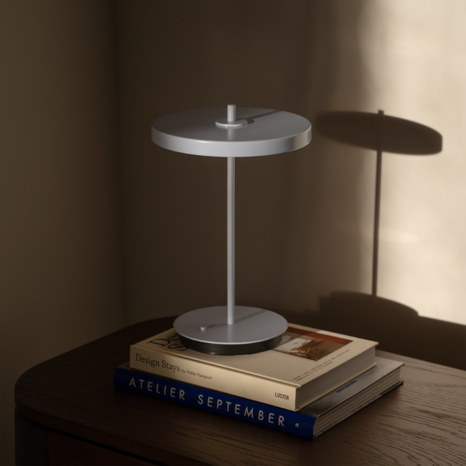 Asteria Move Monochrome, portable bordlampe, lyseblå • UMAGE - Copenhagenhomedesign