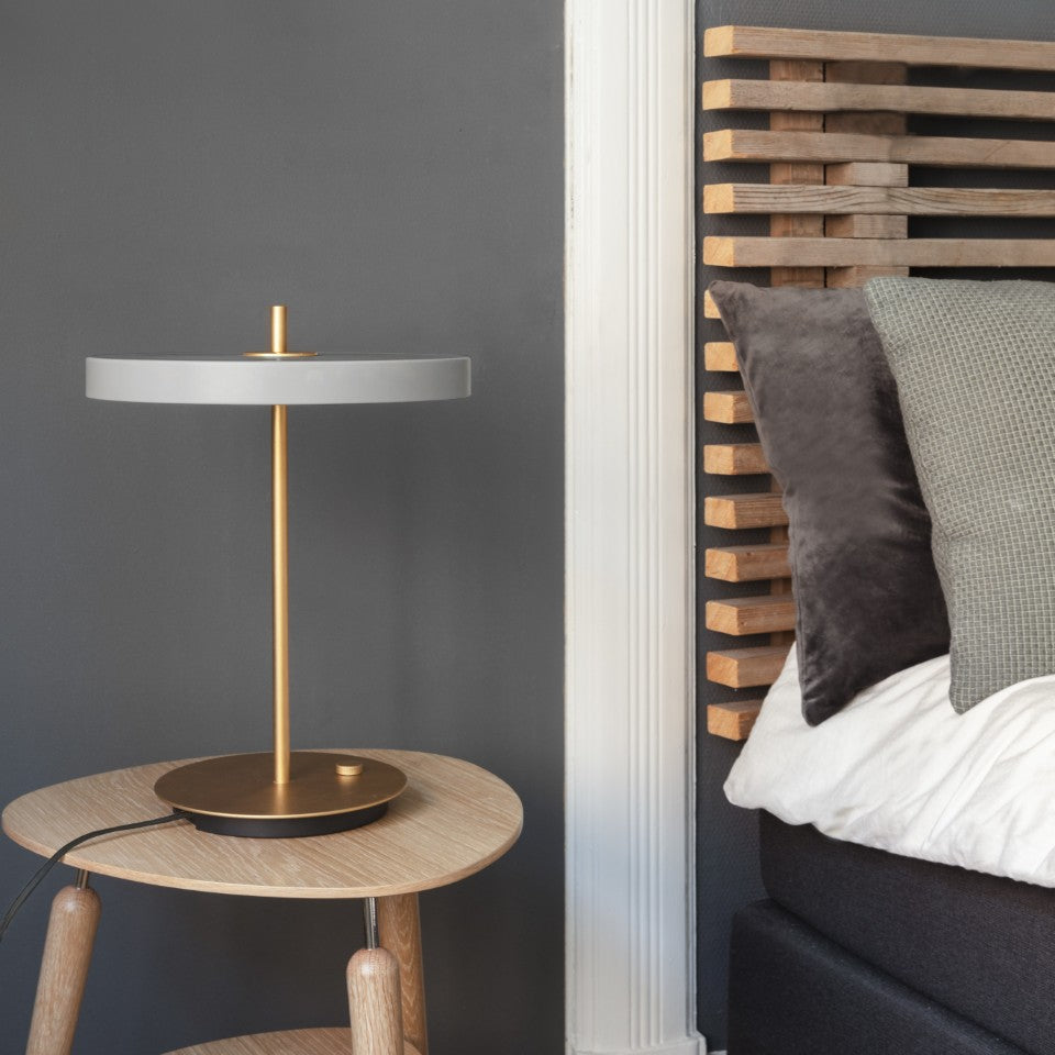 Asteria Table bordlampe, lysegrå (mist) og messing • UMAGE - Copenhagenhomedesign