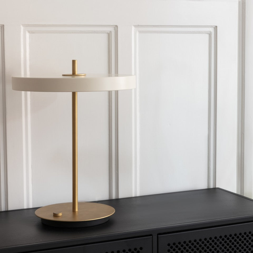 Asteria Table bordlampe, hvid og messing • UMAGE - Copenhagenhomedesign
