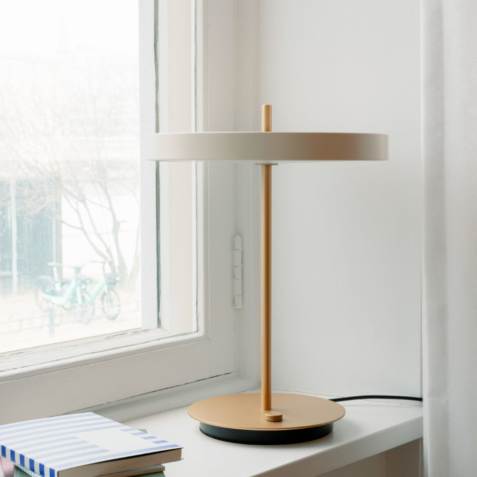 Asteria Table bordlampe, hvid og messing • UMAGE - Copenhagenhomedesign