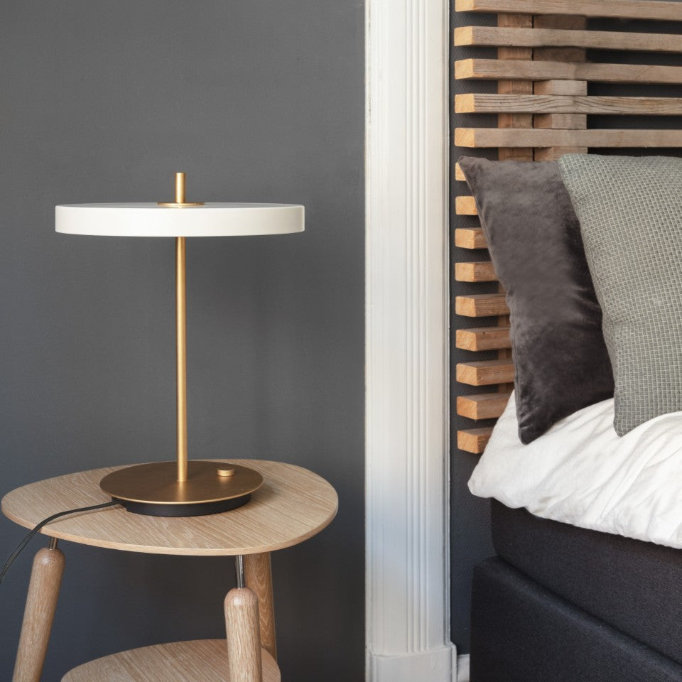 Asteria Table bordlampe, hvid og messing • UMAGE - Copenhagenhomedesign