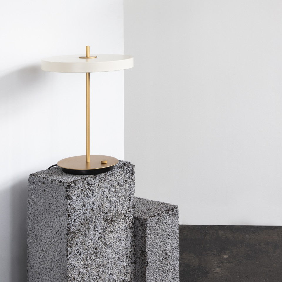 Asteria Table bordlampe, hvid og messing • UMAGE - Copenhagenhomedesign