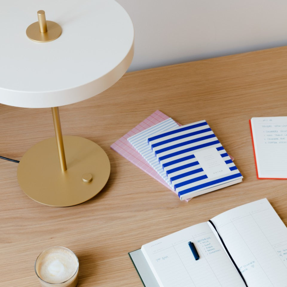 Asteria Table bordlampe, hvid og messing • UMAGE - Copenhagenhomedesign