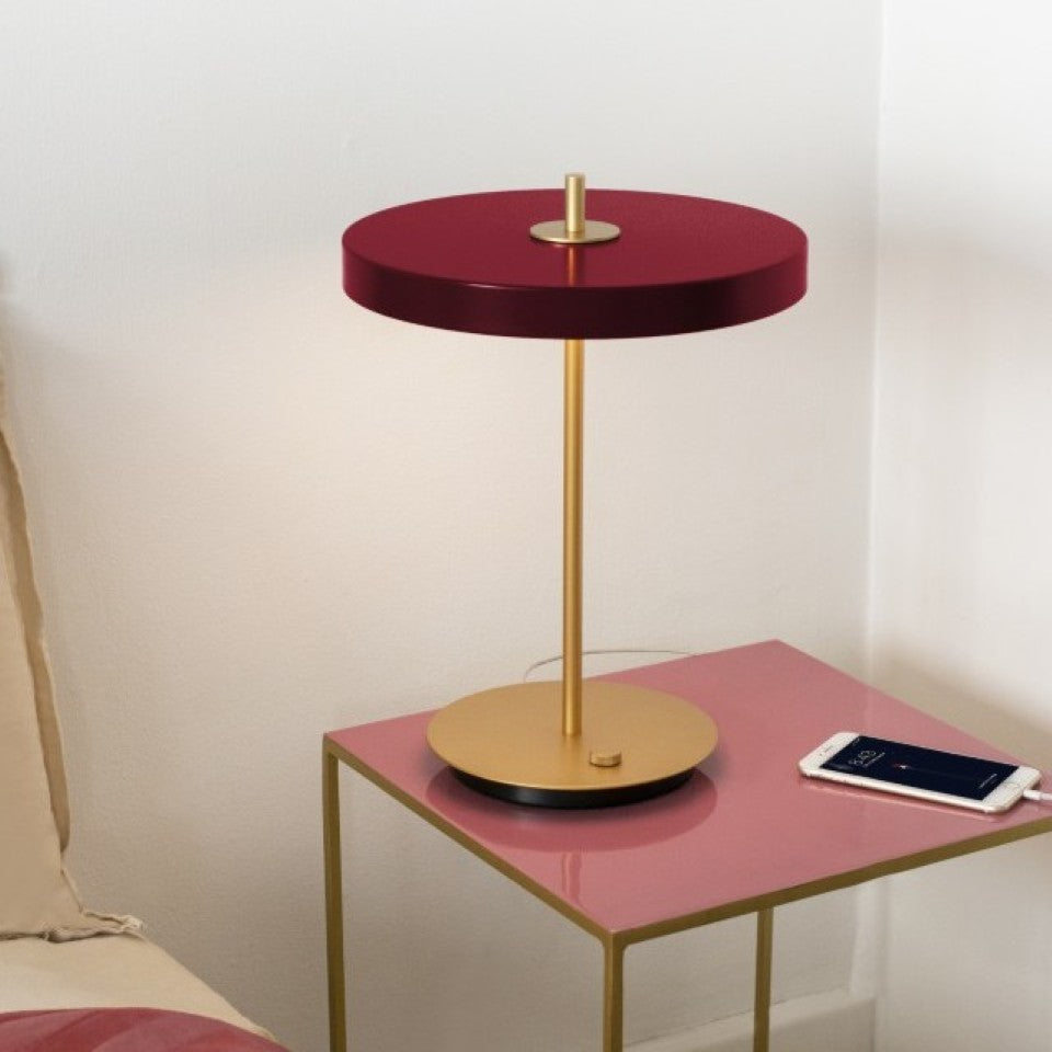 Asteria Table bordlampe, rød og messing • UMAGE - Copenhagenhomedesign