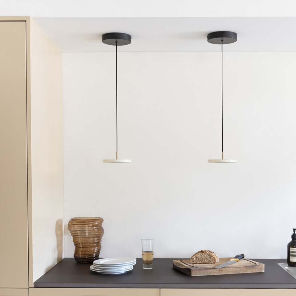 Asteria pendel, hvid og messing • UMAGE - Copenhagenhomedesign