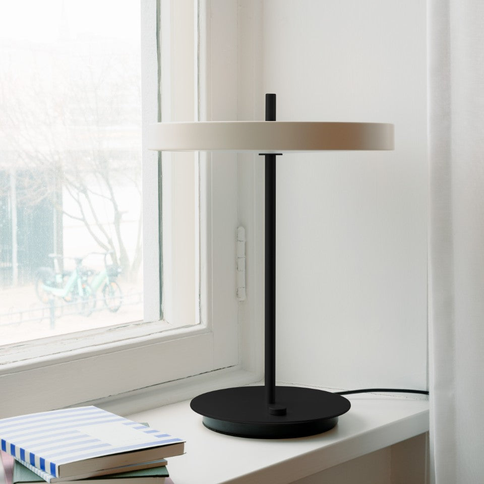 Asteria Table bordlampe, hvid og sort • UMAGE - Copenhagenhomedesign